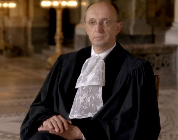 जज पीटर टोमका स्लोवाकिया देश के हैं और आईसीजे के 6 फरवरी 2003 से सदस्य हैं. 6 फरवरी 2012 को इन्हें आईसीजे में दोबारा निर्वाचित किया गया था. ये 6 फरवरी 2009 से 5 फरवरी 2012 तक आईसीजे के उपाध्यक्ष जज रहे हैं. इसके अलावा इन्होंने आईसीजे के अध्यक्ष पद को भी संभाला और ये 6 फरवरी 2012 से 5 फरवरी 2015 तक आईसीजे के अध्यक्ष जज रहे.