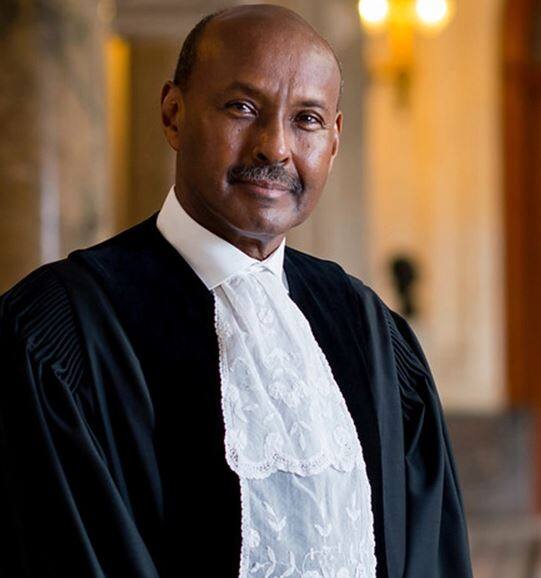 आईसीजे अदालत के अध्यक्ष जज अब्दुलकावी अहमद यूसुफ सोमालिया के हैं और ये 6 फरवरी 2009 से कोर्ट के सदस्य हैं. 6 फरवरी 2018 को ये आईसीजे में दोबारा निर्वाचित हुए थे. इसके अलावा ये आईसीजे के उपाध्यक्ष के पद पर 6 फरवरी 2015 से 15 फरवरी 2018 तक रहे हैं. फिलहाल वो कोर्ट के अध्यक्ष जज हैं और उन्होंने ये पद 6 फरवरी 2018 से संभाल रखा है.