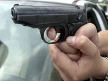 यूपी: नशे में युवकों ने पुलिसवालों पर की फायरिंग, सिपाही को लगी दो गोलियां