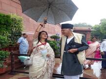 सावन में ड्रीम गर्ल हेमा मालिनी के संग पिता की तस्वीर देख खिल उठे उमर अब्दुल्ला, इमोजी में भिगी छतरी पेश की