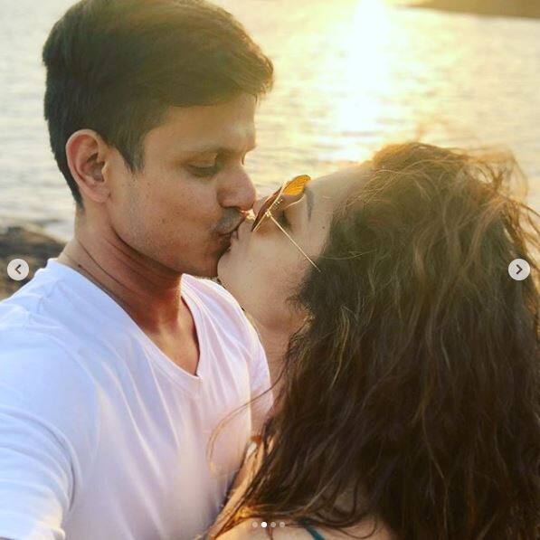 तस्वीरों में आप देख सकते हैं कि इस दौरान ये कपल काफी खुश दिखाई दे रहा है. (Photo Credit: @dhamidrashti Instagram)