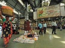 अब प्लेटफॉर्म पर वेंडर्स को सामान के साथ देना होगा बिल, रेलवे ने बनाया नया नियम