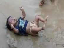 Fact Check: बिहार में बाढ़ त्रासदी के बीच सोशल मीडिया पर वायरल हो रहे बच्चे के शव की सच्चाई क्या है?