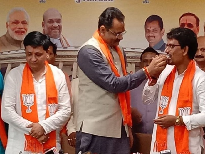 Former Congress MLAs Alpesh Thakor and Dhavalsinh Zala join BJP in Gujarat गुजरात में कांग्रेस को झटका, पूर्व विधायक अल्पेश ठाकोर, धवल सिंह जाला बीजेपी में शामिल