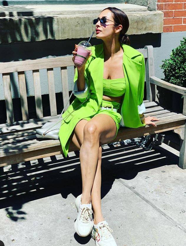 मलाइका की ये तस्वीर भी न्यूयर्क की ही है. इसमें मलाइका बड़े ही हॉट एंड क्लासी अंदाज में नजर आ रही हैं. (सभी तस्वीरें - इंस्टाग्राम @malaikaaroraofficial)