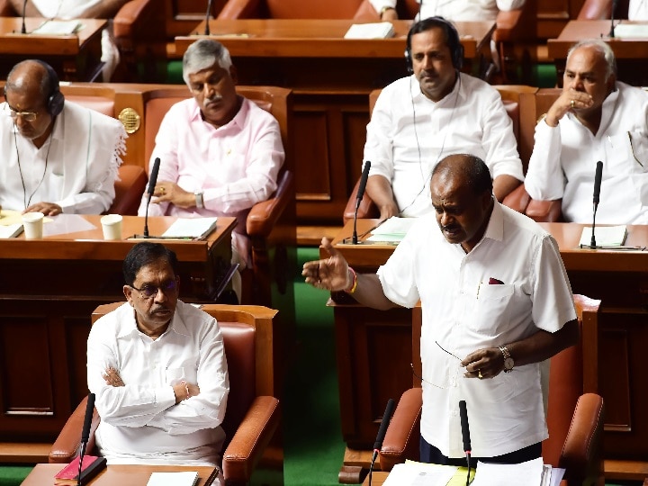 Karnataka Governor Vajubhai Vala asks Chief Minister H D Kumaraswamy to prove majority on the floor of the Assembly कर्नाटक: राज्यपाल ने CM को पत्र लिख कर कहा- कल दोपहर 1:30 बजे तक साबित करें बहुमत, विधानसभा में सो रहे हैं बीजेपी MLA
