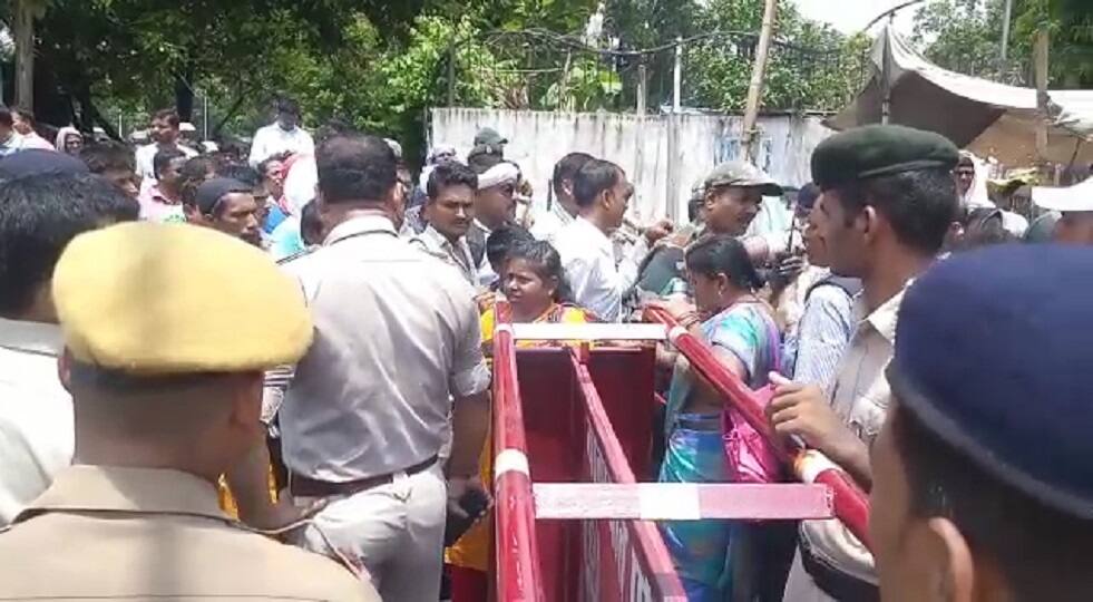Bihar Contractual School Teachers protest Police lathicharge बिहार में नियोजित शिक्षकों का हंगामा, पुलिस ने की लाठीचार्ज, कई महिला शिक्षकों को गंभीर चोटे आईं