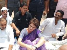 Pics: सोनभद्र जानें से रोका गया तो धरने पर बैठीं प्रियंका गांधी, पुलिस ने लिया हिरासत में