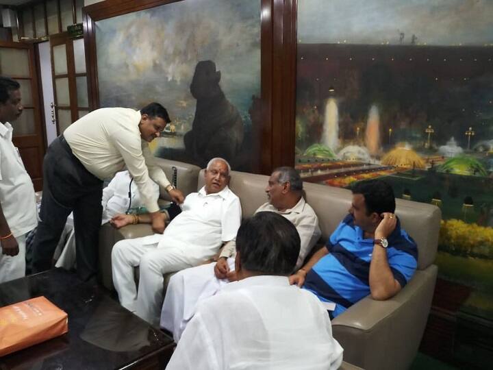 कर्नाटक में जारी राजनीतिक घमासान अभी खत्म नहीं हुआ है. गुरुवार को विधानसभा में दिनभर चले ड्रामे के बाद विश्वास मत पर वोटिंग नहीं हो पाई. कर्नाटक के मुख्यमंत्री एचडी कुमारस्वामी ने सदन में बीजेपी पर सरकार को अस्थिर करने का आरोप लगाया. तो वहीं बीजेपी ने कांग्रेस-जेडीएस पर जानबूझकर मतदान में देरी का आरोप लगाया. बीजेपी के नेताओं ने कर्नाटक के राज्यपाल से भी मुलाकात की और ज्ञापन सौंपा है. दिनभर चले इस ड्रामे के बाद विधानसभा की कार्यवाही शुक्रवार सुबह 11 बजे तक के लिए स्थगित कर दी गई, लेकिन येदियुरप्पा के नेतृत्व में बीजेपी विधायक सदन में ही डटे रहे. बीजेपी के विधायक सदन में ही सोए.