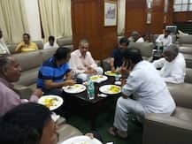कर्नाटक: राजनीतिक घमासान जारी, सदन में ही कटी विधायकों की रात, वहीं खाया और बिस्तर डालकर सो गए