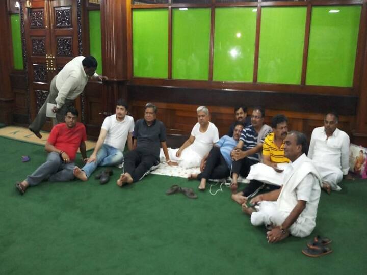 कर्नाटक में सियासी उठापटक के बीच राज्यपाल वजुभाई वाला ने सीएम कुमारस्वामी से विधानसभा में आज दोपहर डेढ़ बजे तक बहुमत साबित करने को कहा है.