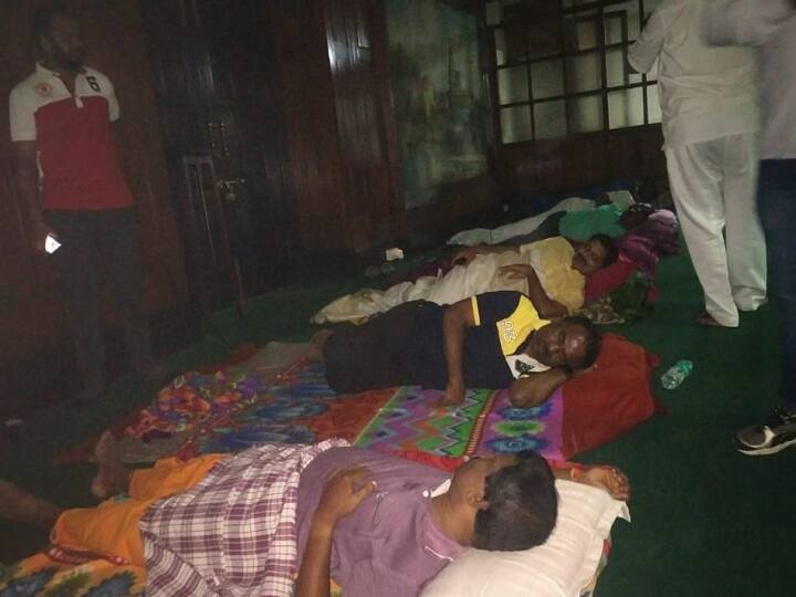 ऐसे में अगर आज भी सदन में बहस होती रहेगी तो कल शनिवार और परसों रविवार, मतलब आगे की कार्यवाही सोमवार को होगी और कुमारस्वामी भी शायद ऐसा ही चाहेंगे. कुमारस्वामी को इंतज़ार तो बीजेपी विधायकों के आपा खोने का भी है ताकि उन्हें सदन से निलंबित किया जा सके. और बहुमत परीक्षण में इसका फायदा उठाकर सरकार बचा ली जाए.