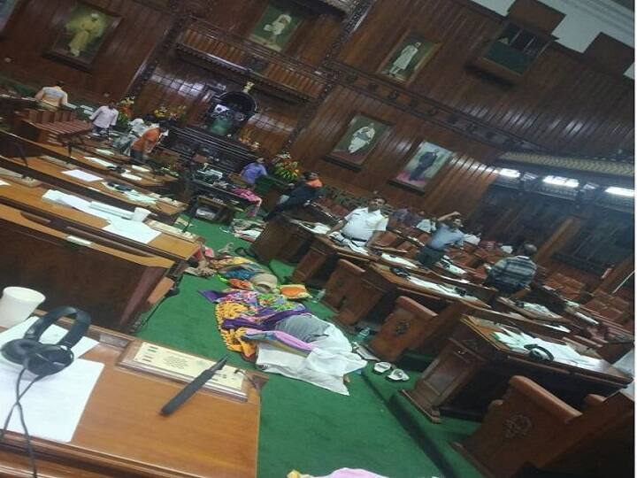 कुमारस्वामी के पास विधायकों के पूरे नंबर नहीं हैं इसी वजह से सरकार की सांस अटकी है. कल यानी गुरुवार को सदन के अंदर एक दूसरे पर आरोप लगाकर सिर्फ टाइम पास होता रहा. स्पीकर ने पहले ही वक्ताओं के लिए समय सीमा तय करने से मना कर दिया था और बहस लंबी होती चली गई. कल जब सदन में विश्वास मत पेश हुआ तो 16 बागी समेत 19 विधायक गैरहाज़िर थे.