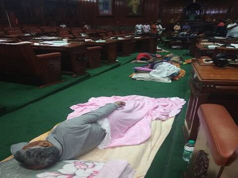 कर्नाटक: राजनीतिक घमासान जारी, सदन में ही कटी विधायकों की रात, वहीं खाया और बिस्तर डालकर सो गए कर्नाटक: राजनीतिक घमासान जारी, सदन में ही कटी विधायकों की रात, वहीं खाया और बिस्तर डालकर सो गए
