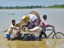 बाढ़ से बेहाल बिहार में अबतक 78 मौत, ऋतिक रोशन के साथ \'सुपर 30\' देखने में व्यस्त डिप्टी सीएम