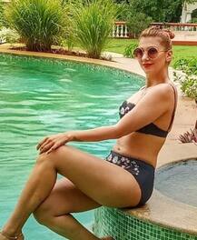 जसलीन मथारू ने ब्लैक बिकिनी में ढहाया कहर, पूल में कर रही हैं मस्ती