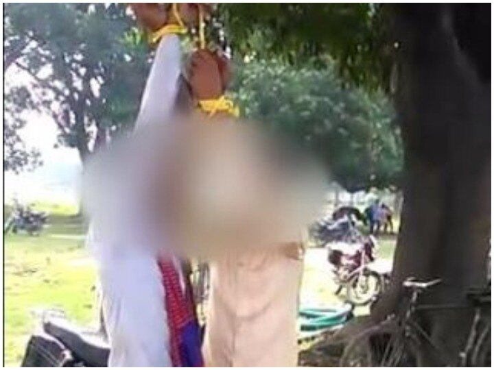 Prayagraj: On accused of flirting, the crowd tied up father and son to the tree प्रयागराज: छेड़खानी के आरोप ने भीड़ बाप-बेट को पेड़ से बांध कर पिटा, वीडियो किया वायरल