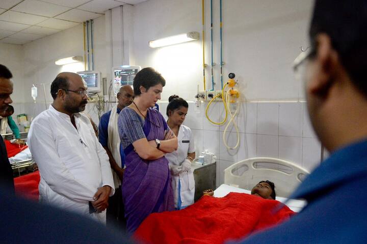 प्रियंका आज इंडिगो के विमान से वाराणसी एयरपोर्ट पहुंची. एयरपोर्ट पहुंचने के बाद सड़क मार्ग से बीएचयू ट्रामा सेंटर गईं, जहां उन्होंने सोनभद्र में घायल मरीजों से मुलाकात की.