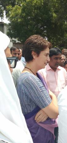 Pics: सोनभद्र जानें से रोका गया तो धरने पर बैठीं प्रियंका गांधी, पुलिस ने लिया हिरासत में