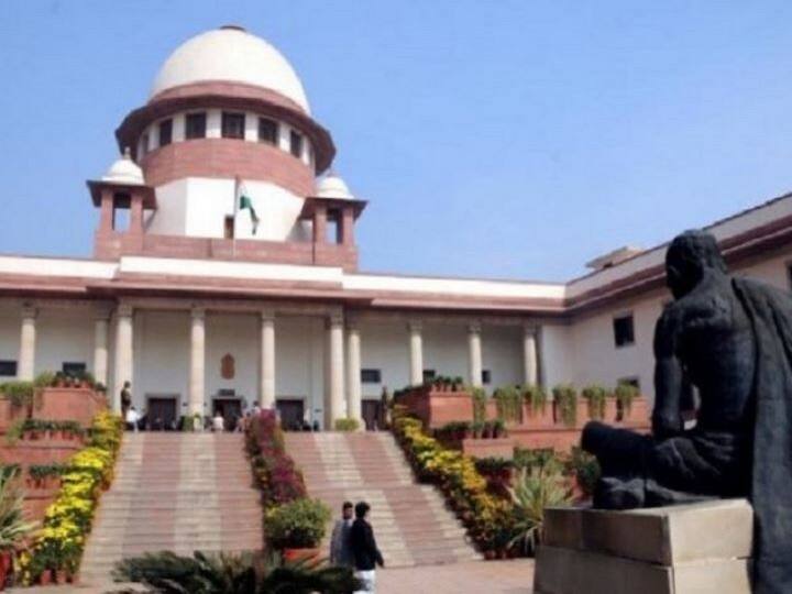 Supreme Court seeks Centre reply on green crescent star flags चांद-तारे वाले झंडे पर बैन की मांग पर SC ने सरकार से जवाब देने को कहा