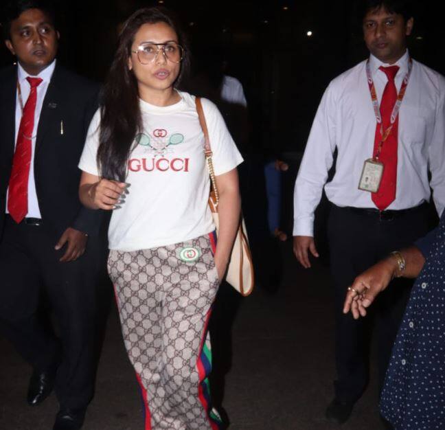 इस दौरान रानी काफी कैजुअल अवतार में नजर आ रही थी. 