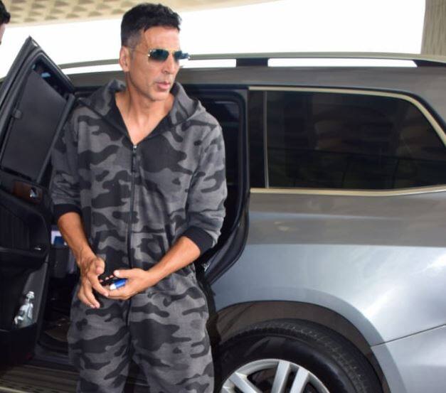  हाल ही में परिवार के साथ छुट्टियां मना कर मुंबई लौटे अक्षय कुमार अपनी फिल्म 'मिशन मंगल' का ट्रेलर रिलीज करते नजर आए थे. 