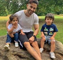 IN PICS : बहन इनाया खेमू का हाथ थामे तैमूर अली खान की CUTE तस्वीरें हो रही वायरल