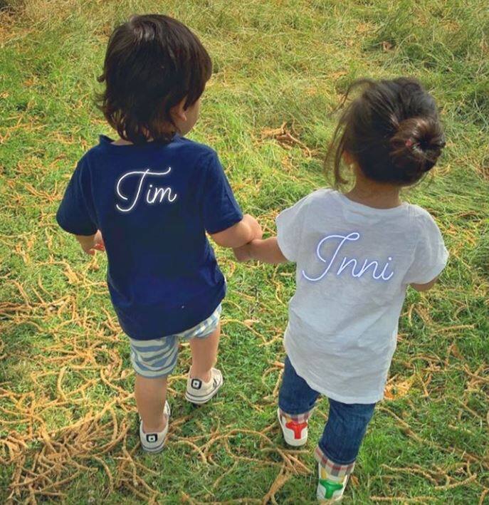 दोनों पार्क में एक दूसरे का हाथ पकड़ कर चलते नजर आए. अभिनेता कुणाल खेमू ने इन दोनों बच्चों की तस्वीर इंस्टाग्राम पर साझा की. तस्वीर के कैप्शन में अभिनेता ने लिखा, 