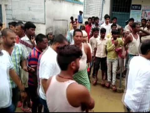 बिहार: नवादा में बिजली गिरने से आठ की मौत, सीएम ने चार-चार लाख रुपये के मुआवजे का किया एलान बिहार: नवादा में बिजली गिरने से आठ की मौत, सीएम ने चार-चार लाख रुपये के मुआवजे का किया एलान