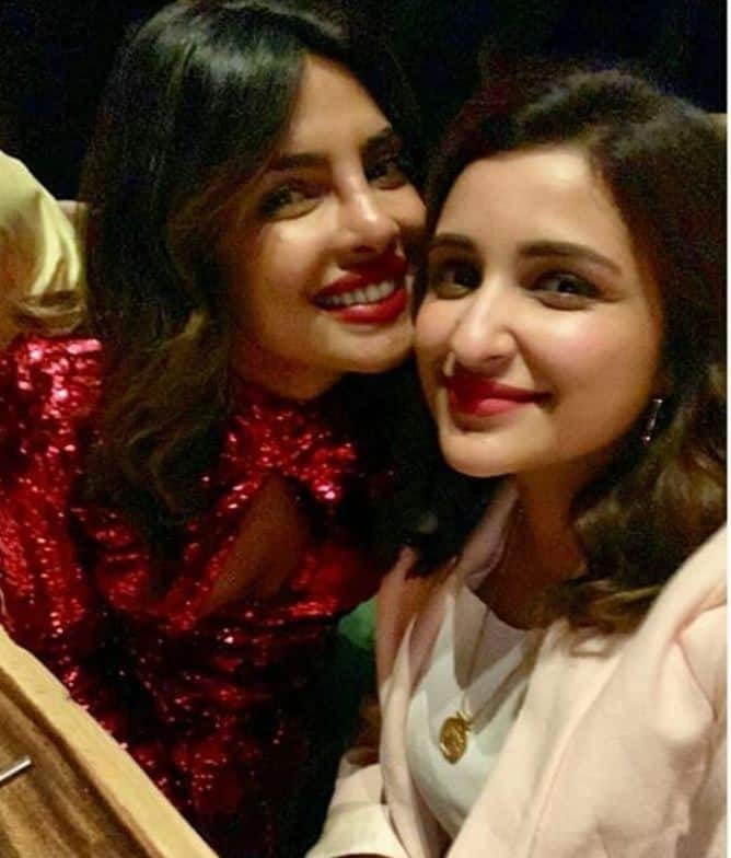  ये सितारे काम से समय निकालकर अक्सर ही एक दूसरे के साथ वक्त बिताते नज़र आते हैं. (Photo Credit- Instagram @priyankacentral)