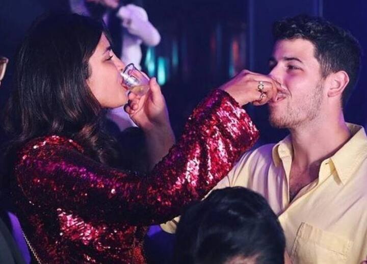 इतना ही नहीं प्रियंका और निक इस दौरान एक दूसरे को शॉट्स भी देते नजर आए. दोनों की ये तस्वीर जमकर सोशल मीडिया पर वायरल हो रही है. (Photo Credit- Instagram @priyankacentral)