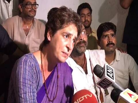 पीड़ितों से मिलने का मेरा फैसला अडिग, सरकार चाहे तो जेल में डाल दे-प्रियंका गांधी पीड़ितों से मिलने का मेरा फैसला अडिग, सरकार चाहे तो जेल में डाल दे-प्रियंका गांधी