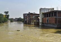 ताजा तस्वीरें: बाढ़ से बिहार और असम बेहाल, चारों ओर दिख रहा है तबाही का मंजर, 150 की मौत