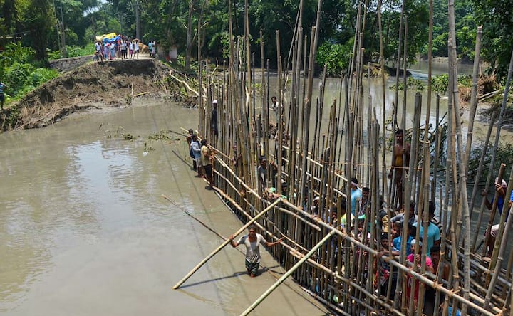 प्राधिकरण ने अपने बुलेटिन में कहा कि 3,705 गांवों में 48,87,443 लोग बाढ़ की चपेट में हैं.