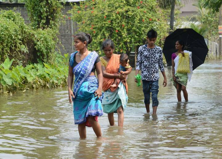 राज्य आपदा प्रबंधन विभाग के अनुसार बाढ़ से सबसे अधिक प्रभावित जिला सीतामढ़ी है.