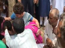 सोनभद्र हत्याकांड: पीड़ितों से मिलीं प्रियंका गांधी, गले लगकर रो पड़ीं महिलाएं, देखें Video