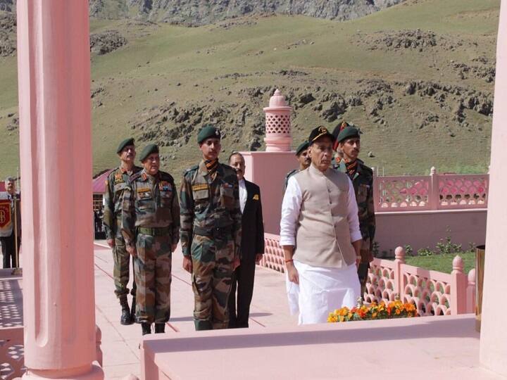 Defence minister Rajnath Singh pays tribute to soldiers killed in Kargil war J&K: रक्षा मंत्री राजनाथ सिंह ने करगिल युद्ध के शहीदों को दी श्रद्धांजलि, दो पुलों का करेंगे शुभारंभ