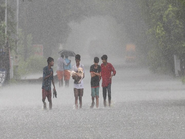Kerala Two died 3 Fishermen Missing After Heavy Rains केरल में भारी बारिश जारी, डूबने से दो लोगों की मौत, तीन मछुआरों समेत चार लापता