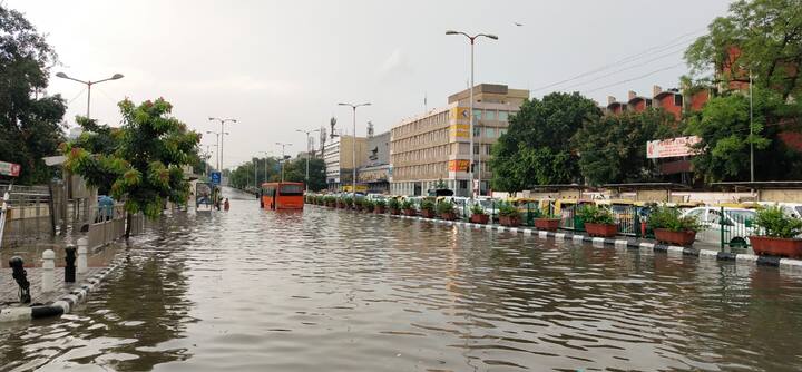 मौसम विभाग ने अनुमान जताया है कि आगे भी बारिश होगी और तापमान सामान्य स्तर से नीचे आ सकता है.