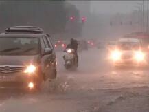 दिल्ली में बारिश से मौसम हुआ सुहाना, लेकिन सड़कों में पानी भरने से लोगों का बुरा हाल