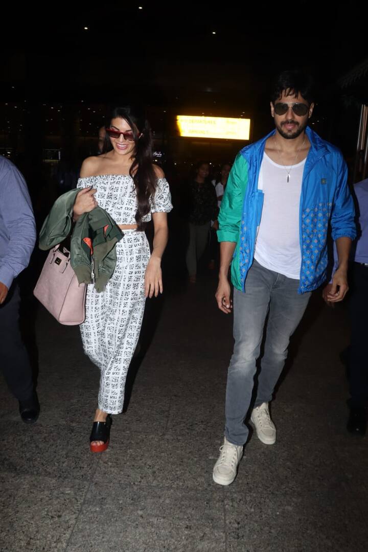 सिद्धार्थ ने हल्के काले रंग की जींस, सफेद रंग की टी-शर्ट और नीले और हरे रंग की खूबसूरत सी शर्ट पहनी हुई थी. (तस्वीर: मानव मंगलानी)