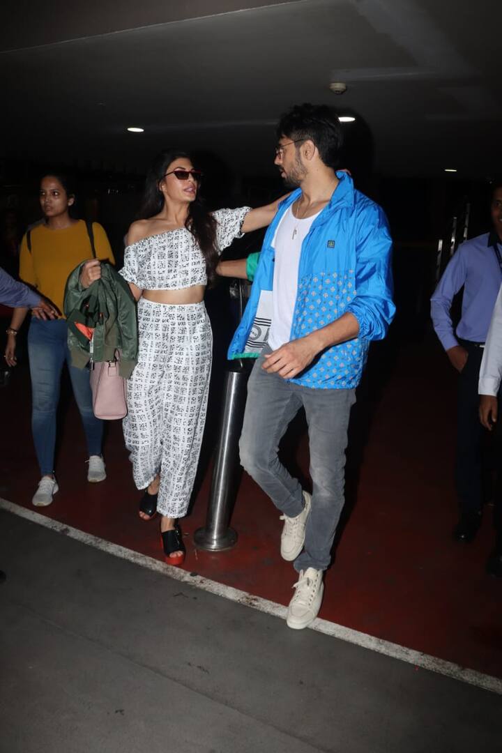 एयरपोर्ट पर भी सिद्धार्थ और जैलीन की बॉन्डिंग साफ नज़र आई. (तस्वीर: मानव मंगलानी)