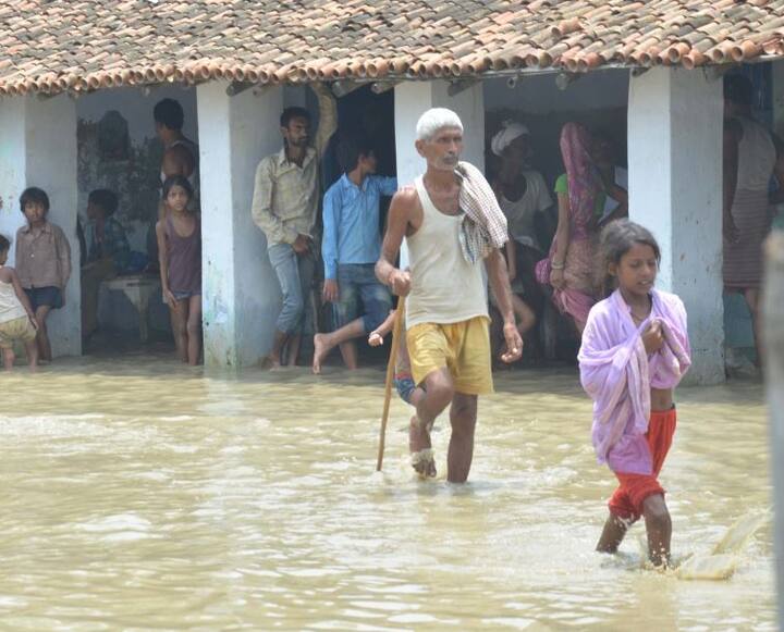 बिहार की प्रमुख नदियों के जलस्तर में कमी आई है, परंतु बाढ़ का प्रकोप अभी भी बना हुआ है. सरकारी आंकड़ों के मुताबिक, राज्य के 12 जिलों के 97 प्रखंडों के 921 पंचायतों में बाढ़ का पानी फैला हुआ है, जिससे 72 लाख से ज्यादा की जनसंख्या प्रभावित है.