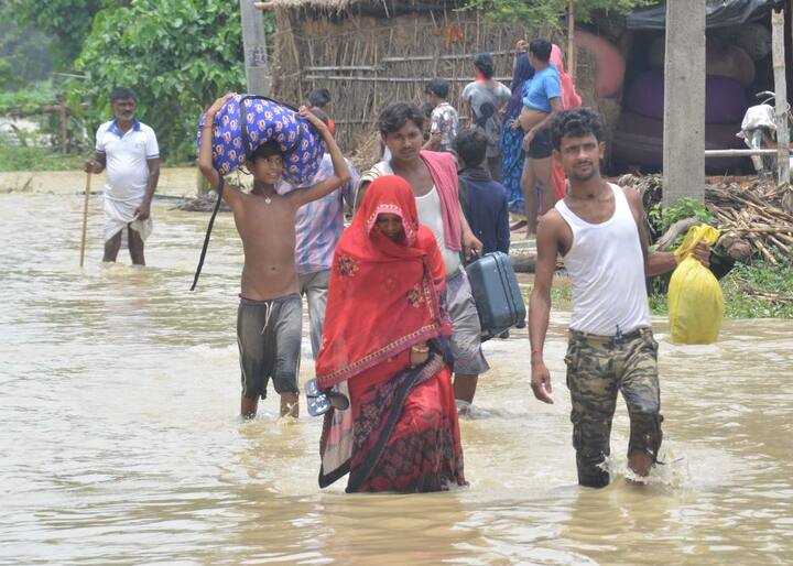 सीतामढ़ी 27 लोगों की मौतों के साथ अब भी बाढ़ से सबसे अधिक प्रभावित जिला बना हुआ है. बिहार के मुख्यमंत्री नीतीश कुमार ने सीतामढ़ी और दरभंगा जिलों में राहत शिविरों का दौरा किया.