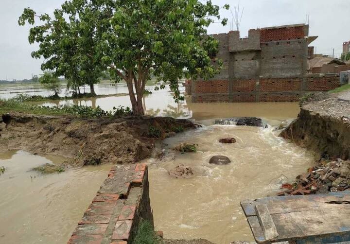 भावित इलाकों में बीमारियों के फैलने की आशंका को देखते हुए क्षेत्र के चिकित्सकों की छुट्टियां रद्द कर दी गई है. जहां पानी कम हुआ है, वहां ब्लीचिंग का छिड़काव हो रहा है.
