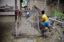 बिहार और असम में जारी है बाढ़ का प्रकोप, तस्वीरों में देखें तबाही का मंजर