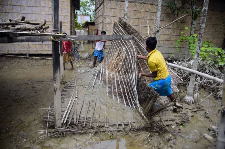 आपदा प्रबंधन विभाग के अनुसार बिहार के मधुबनी जिले से लोगों के मरने की सूचना मिली है और इसके साथ ही जिले में मरने वालों का आंकड़ा बढ़कर 23 पहुंच गया है.