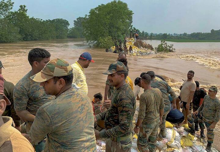 एक तरफ कई इलाकों में बाढ़ का पानी धीरे-धीरे कम हो रहा है, वहीं दूसरी तरफ कुछ नए स्थानों में बाढ़ का पानी फैल रहा है. पानी कम होने से गावों को जोड़ने वाली सड़के और पुल-पुलिया बह चुके हैं.