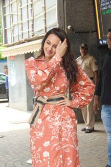 IN PICS: \'खानदानी शफाख़ाना\' के दूसरे ट्रेलर लॉन्च पर दिखा बादशाह का स्वैग, कूल लुक में नज़र आईं सोनाक्षी