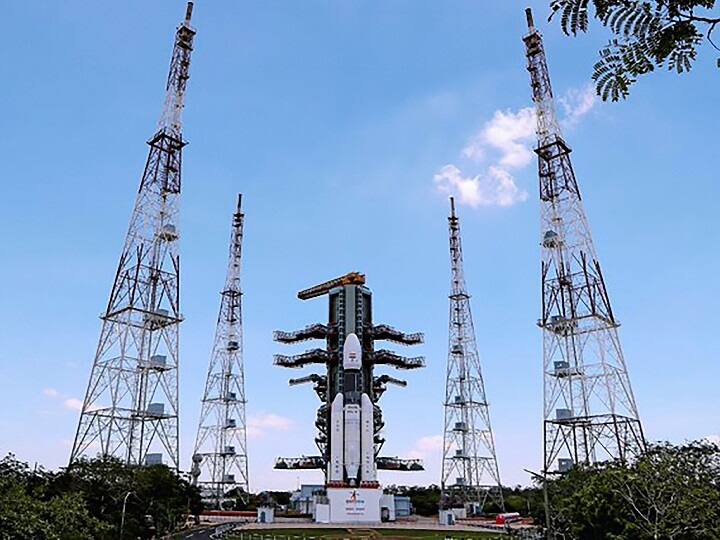 गत 15 जुलाई को रॉकेट में तकनीकी खामी का पता चलने के बाद इसका प्रक्षेपण टाल दिया गया था. उस दिन इसका प्रक्षेपण तड़के दो बजकर 51 मिनट पर होना था, लेकिन प्रक्षेपण से 56 मिनट 24 सेकंड पहले रॉकेट में तकनीकी खामी का पता चलने के बाद चंद्रयान-2 की उड़ान टाल दी गई थी.